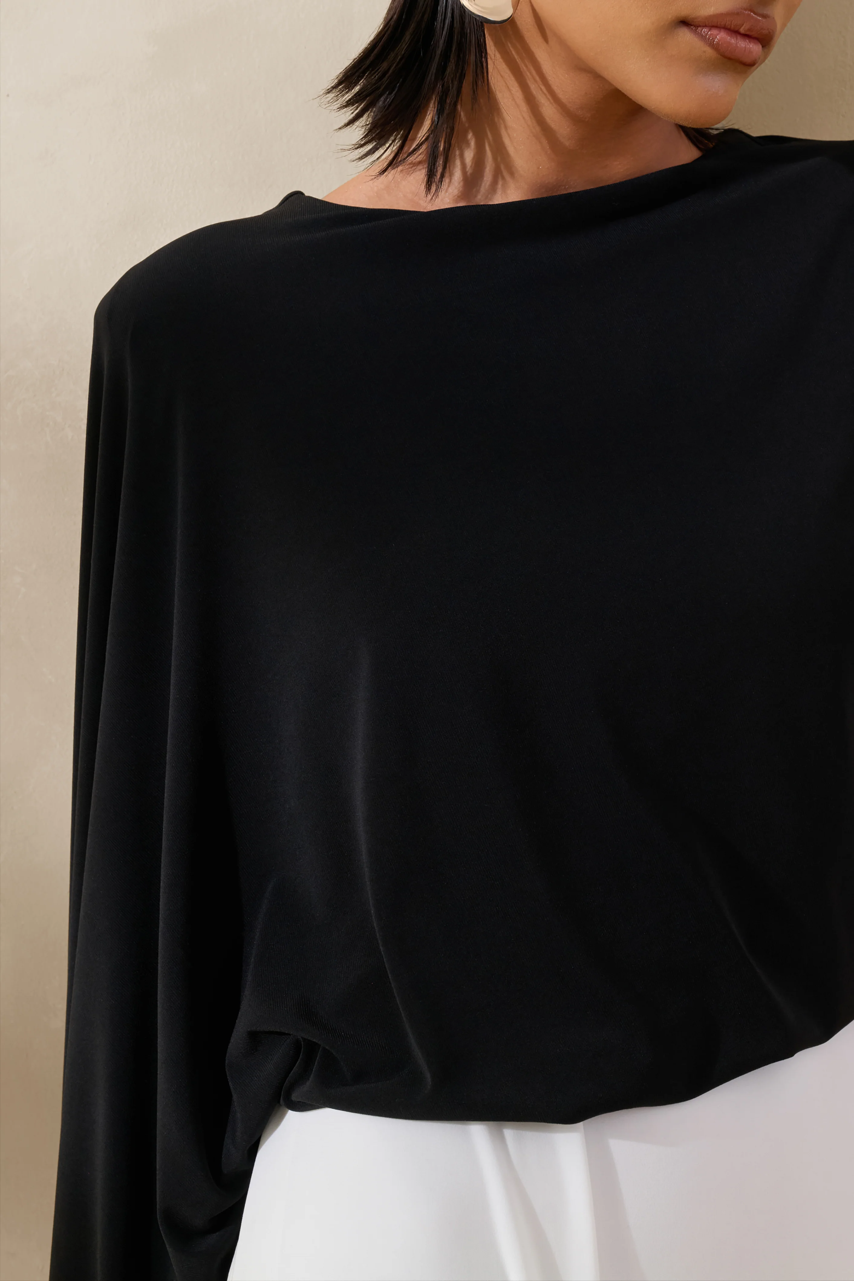 Carenza | Black & White Wide-Neck Maxi Dress With Cape-Sleeve - Image 3