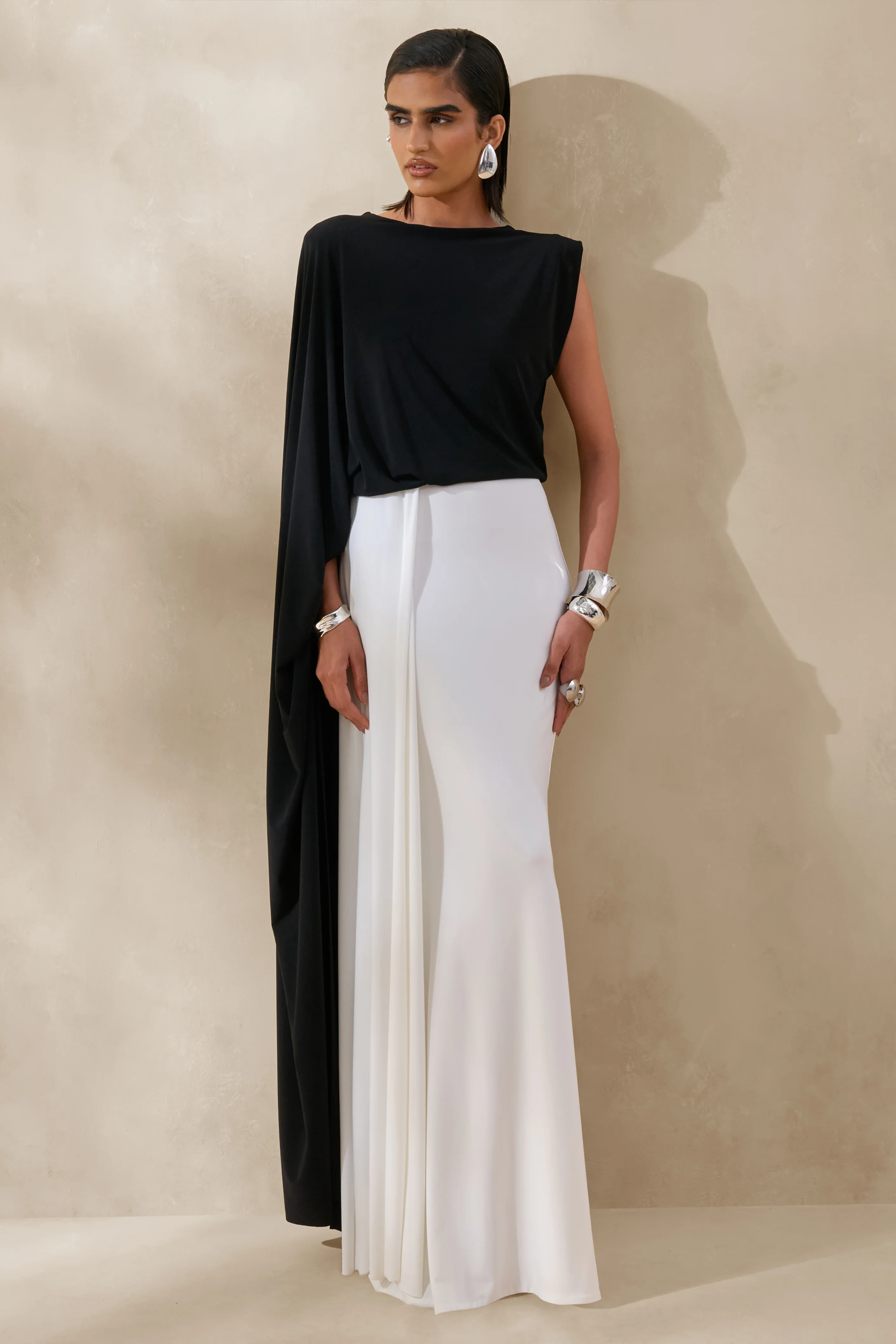 Carenza | Black & White Wide-Neck Maxi Dress With Cape-Sleeve - Image 4