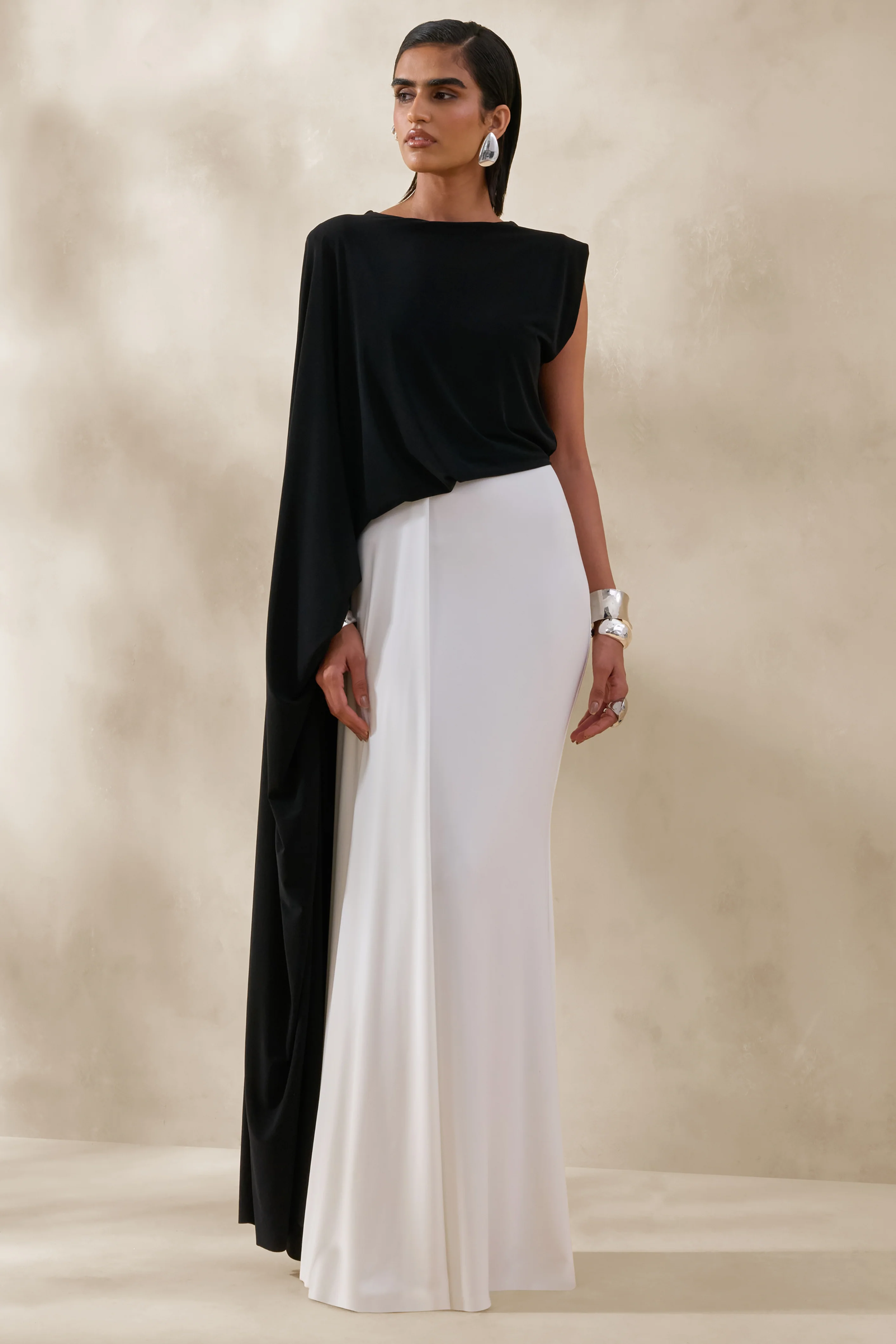 Carenza | Black & White Wide-Neck Maxi Dress With Cape-Sleeve - Image 5